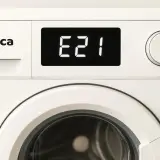 Panel sterowania pralki Amica z wyświetlaczem pokazującym błąd E21.