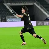 Piłkarz w czarnej koszulce z numerem 7 świętuje bramkę w meczu Pogoń Szczecin – Korona Kielce.