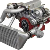 Motore V8 potenziato con doppio turbo. L'intercooler si trova frontalmente, pronto a raffreddare l'aria compressa per massimizzare le prestazioni.