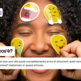 Ragazza con emoji sul viso, che simboleggiano chi non prova emozioni. Il testo parla di alessitimia.