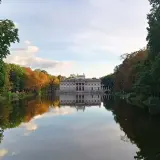 Pałac na Wyspie w Łazienkach Królewskich w Warszawie, odbijający się w wodzie.