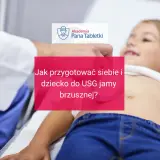 Lekarz wykonuje usg brzucha dziecka. Na ekranie widoczny jest brzuch dziewczynki, a lekarz przykłada sondę do badania.