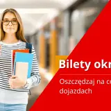 Młoda kobieta z zeszytami i ołówkiem, w tle korytarz. Napis "Bilety okresowe" i "Zyskaj do 50% oszczędności".