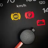 Na desce rozdzielczej BMW E46 świeci się kontrolka ABS, hamulca ręcznego i akumulatora.