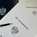 Akt notarialny, długopis i godło Polski. Dokumenty kancelarii notarialnej, przygotowane do podpisania darowizny od obcej osoby.