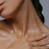 Delikatne złuszczanie szyi i dekoltu, czuć nawilżenie i gładkość skóry. Efekt skin flooding po peelingu.