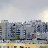 Bloki mieszkalne, gdzie marzenia o wykupie mieszkania komunalnego na raty stają się rzeczywistością.