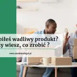 Dwóch mężczyzn z rozczarowaniem otwiera paczkę. Czy wiesz, co to jest reklamacja wadliwego produktu?