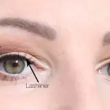 Detaljerad makeup för hooded eyes: highlighter, mörkt & matt ögonskugga och lashliner.