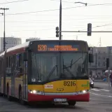 Autobus linii 520 w Warszawie, z informacją "trasa zmieniona", jedzie ulicą.