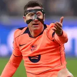 Robert Lewandowski w masce ochronnej na twarzy, wyjaśniając dlaczego lewandowski gra w masce, podczas meczu.