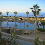 Relaks przy wodzie w Albatros Citadel Sahl Hasheesh. Palmy, kamieniste brzegi i zaciszne miejsca do odpoczynku.