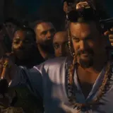 Jason Momoa z pistoletami w tłumie, jako nowy złoczyńca w obsadzie Szybcy i wściekli 10.