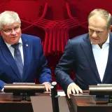 Dwaj politycy w garniturach, na tle wizualizacji CPK. Czy to początek zmiany narracji, dlaczego Donald Tusk zmienił język komunikacji w sprawie budowy CPK?