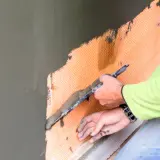 Ręczne tynkowanie ścian z siatką zbrojeniową. Sprawdź, jaka jest tynki ręczne cena za m2 robocizny.