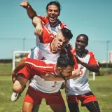 Piłkarze świętują zwycięstwo, jeden na drugim. To z pewnością był hat trick!