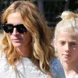 Julia Roberts z dziećmi, w tym z córką Hazel Moder, podczas spaceru.