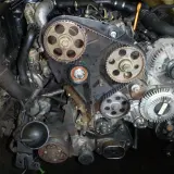 Silnik 1.9 TDI w trakcie wymiany rozrządu. Sprawdź wymiana rozrządu 1.9 tdi koszt, by dowiedzieć się więcej o naprawach.