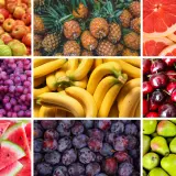 En färgsprakande collage av frukter: äpplen, ananas, grapefrukt, vindruvor, bananer, körsbär, vattenmelon, plommon och päron. En fest för ögat och en hyllning till den nyttigaste frukten.