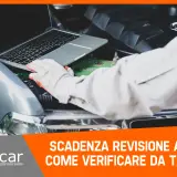 Meccanico controlla con laptop la scadenza revisione auto, anche se il termine è il 31 del mese.