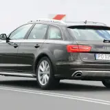 Ciemnobrązowe Audi A6 C6 Avant Allroad jadące po drodze.