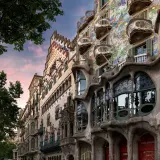 Fassade des Casa Batlló in Barcelona, ein Meisterwerk der Jugendstil Architektur mit organischen Formen und bunten Mosaiken.