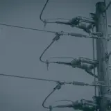 Słupy energetyczne i linie wysokiego napięcia. Przygotuj się na blackout, mając zapasy i plan działania.