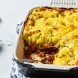 Un plat réconfortant de parmentier de canard, prêt à être dégusté. Quel vin avec parmentier de canard ? Un Pinot Noir serait parfait.