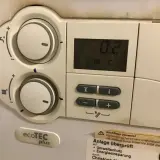 Wyświetlacz pieca Vaillant ecoTEC plus pokazuje "0.2 C", co może oznaczać problem z podgrzewaniem wody.