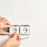 Montaż dwóch gniazdek elektrycznych obok siebie. Zastanawiasz się, ile gniazdek na jednym obwodzie jest bezpieczne?