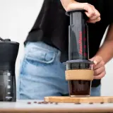 Przygotowanie aromatycznej kawy do aeropressu. Mielenie ziaren i zaparzanie.