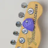 Fender Telecaster z fioletową kostką. Szukasz, gdzie kupić kostki do gitary?