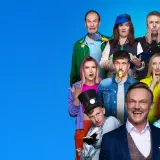 Grupa ludzi z zabawnymi minami, jeden z gwizdkiem, inny z prysznicem. Kto się śmieje ostatni?
