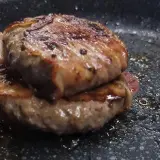 Jak smażyć burgery wołowe, aby były soczyste i idealnie wysmażone