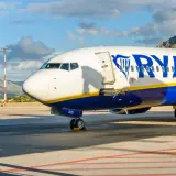 Samolot Ryanair na lotnisku, gotowy do startu. Czas sprawdzić, ile się leci na Sycylię!