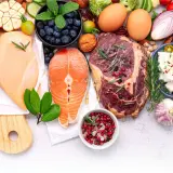Mięso, ryba, jajka, awokado, warzywa i owoce – idealne składniki na dieta keto jadłospis.