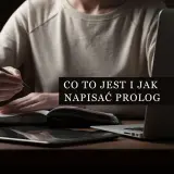 Osoba pisze w notatniku, obok laptop. Tekst: "Co to jest i jak napisać prolog". Dowiedz się, jakie są funkcje prologu w powieści i kiedy lepiej z niego zrezygnować.