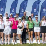 Uśmiechnięci golfiści z medalami na szyjach, dumnie prezentują swoje osiągnięcia. Chce grać dla Polski, a ich sukcesy to dowód na to, że marzenia się spełniają.