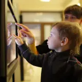 Chłopiec i kobieta odkrywają interaktywną wystawę w muzeum dla dzieci w Gdańsku.