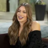 Uśmiechnięta Sofia Vergara w czarnej sukience. Ciekawe, ile lat ma Sofia Vergara, bo wygląda świetnie!