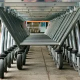 Dlaczego odpowiednie koła do wózka transportowego wpływają na bezpieczeństwo i efektywność pracy?