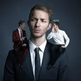 Ein Mann mit Teufel und Engel auf den Schultern, der über eine Investition in den Amundi ETF Leveraged MSCI USA Daily ETF nachdenkt.