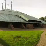 Kościół o nietypowej, rozłożystej bryle z zielonym dachem i ceglaną wieżą. Czy to jeden z najbrzydszych kościołów w Polsce?