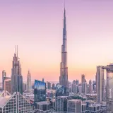 Panorama Dubaju o zachodzie słońca. Najwyższy wieżowiec, Burdż Chalifa, ma 163 piętra.