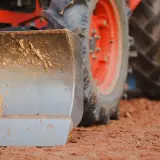 Co to jest lemiesz? To metalowa płyta z przodu traktora, która zgarnia ziemię, ułatwiając pracę na budowie.
