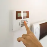 Alarm do mieszkania w bloku: Wybierz idealny system i zyskaj spokój