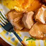 Miękkie plastry schabu w sosie, idealne, gdy zastanawiasz się, co zrobić ze schabu zamiast schabowych. Podane z purée ziemniaczanym.