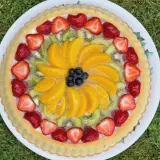 Tarte aux fruits frais sur une crème pâtissière légère. Une recette parfaite pour un dessert estival.