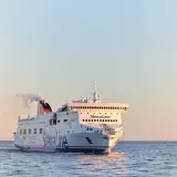 Duży prom Stena Line płynie po spokojnym morzu. Czy na promie sprawdzają walizki?