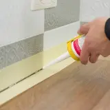 Nakładanie silikonu na plastikową listwę przypodłogową. Dowiedz się, jak usunąć silikon z plastiku, gdy popełnisz błąd.